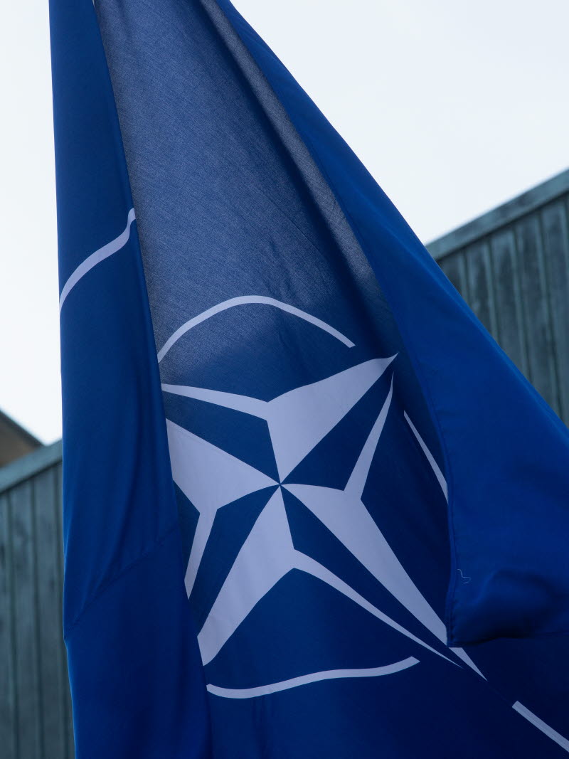 Nato-ceremoni genomfördes vid Försvarsmaktens högkvarter på Lidingövägen 24 i Stockholm. Natoflaggan hissades vid ceremonin. 