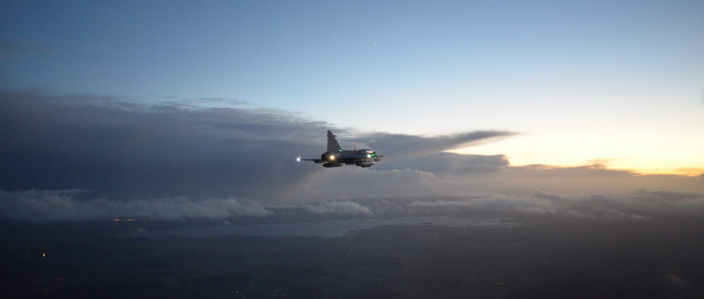 Att Försvarsmakten är i gång under årets alla dagar och dygnets alla timmar är precis som det ska vara. Här är ett JAS 39 Gripen från F 7 ute på uppdrag under julaftonen. Foto: Försvarsmakten