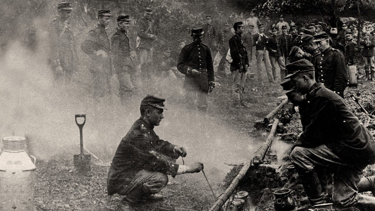 Matlagning i kokgrop vid Sannahed i Närke 1902.