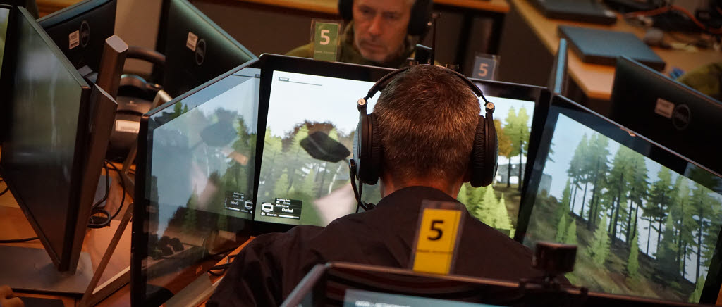 Försvarsmaktens folkrättsmöte 2016. Deltagarna provar på att öva med simualorer på folkrättsliga scanrion.