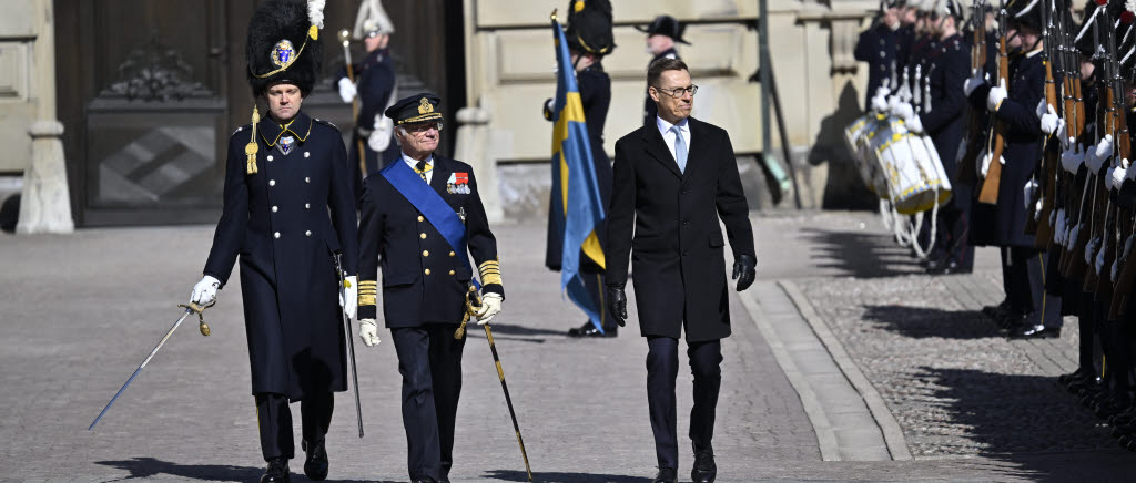 STOCKHOLM, SVERIGE 20240423
Kung Carl XVI Gustaf  och Finlands president Alexander Stubb inspekterar hedersvakten på Stockholms slott. 
Foto: Henrik Montgomery / TT / Kod 10060