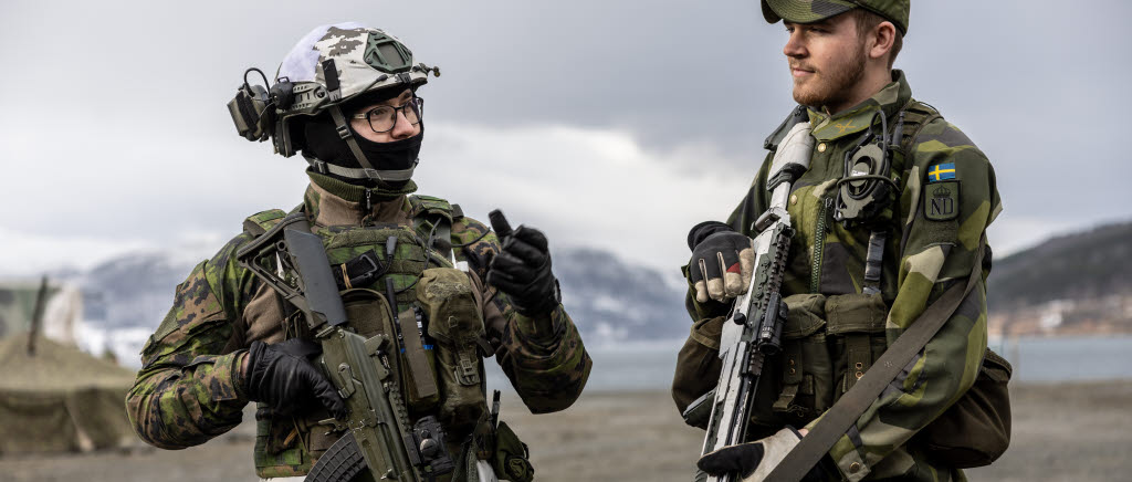 Soldater från Norrlands dragonregemente, K 4, under samverkan med finska kollegor. 