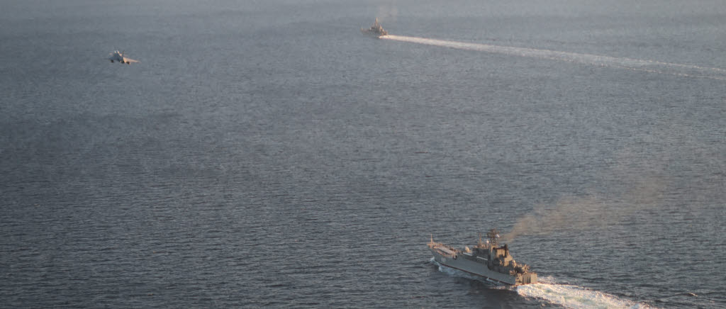 Försvarsmaktens jaktflyg dokumenterade två ryska landstigningsfartyg när de löpte in i Östersjön på juldagen 2021. 
