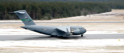 Sverige förhandlar om ett multinationellt samarbete för att få tillgång till strategiskt transportflyg med tre Boeing C-17. På F 21 i Luleå landade en C-17 för att provlasta...4 st Galten med släp lastades ombord.