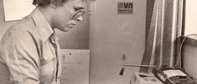Porträtt av Staffan Dopping som sitter vid sin skrivmaskin. Han var på Värnpliktsnytt som reporter 1978. Bilden är en del av forsvarsmakten.se/varhistoria.
