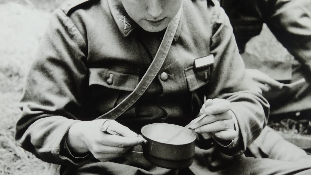 Soldat som äter mat. Utspisning, Ystad 1950-tal. Bilden är en del av forsvarsmakten.se/varhistoria. 