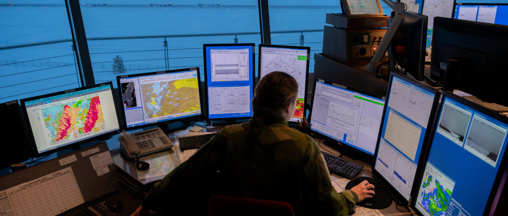 Elins kontor uppe i flygledartornet på Luleå Kallax flygplats. När vädret är klart har hon en av stans bästa utsikter.