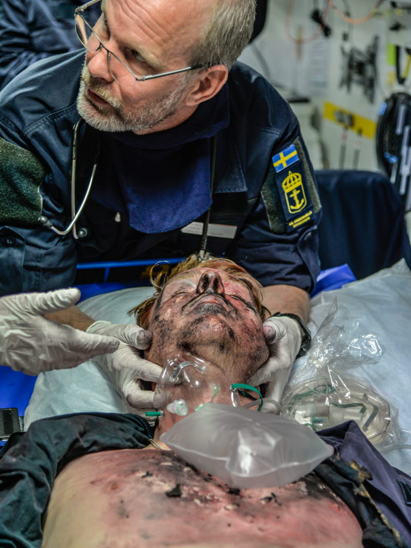 Sjukvårdsövning på HMS Trossö under övningen Swenex i maj 2018. Bränn- och rökskadade tas om hand.