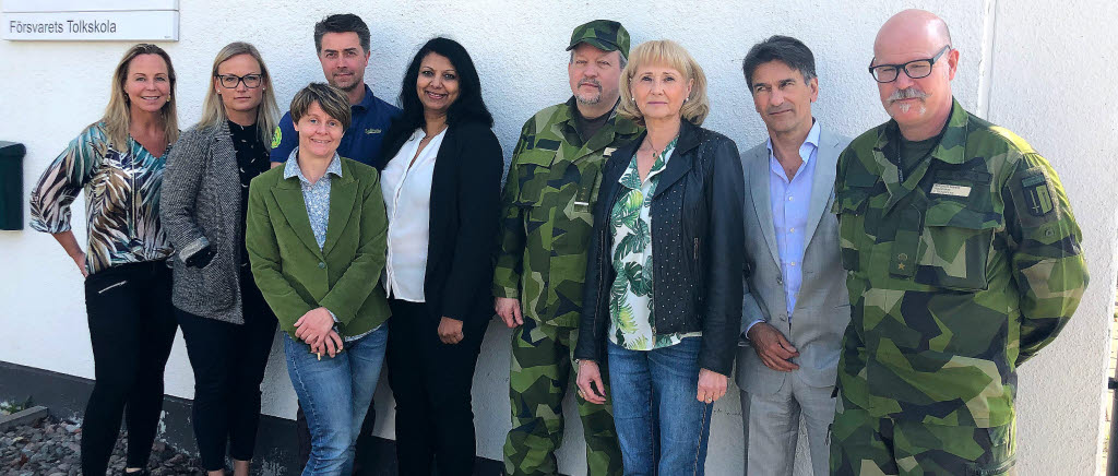 Försvarsmaktens STANAG-team samlat utanför Försvarets Tolkskola i Uppsala.