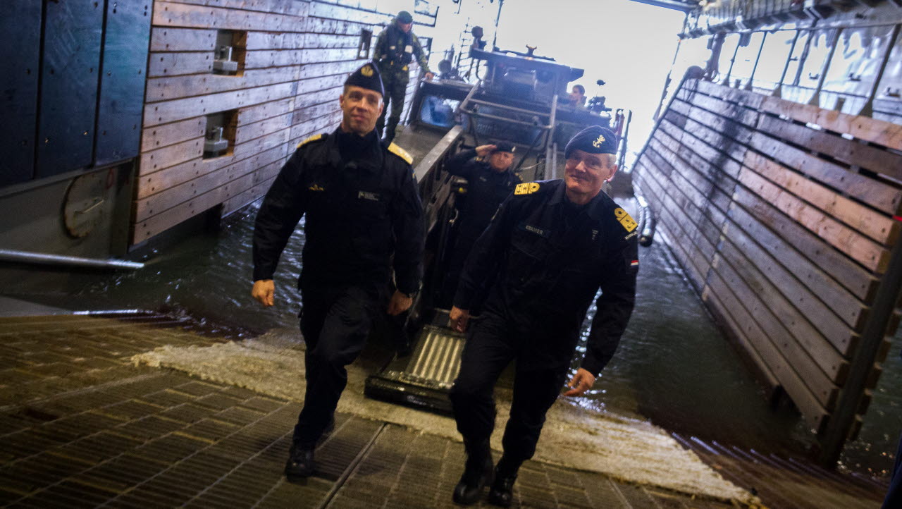 Innan ubåtsäddningsavtalets undertecknande fick marincheferna möjlighet att besöka HNLMS Rotterdam som precis kommit hem efter cirka fyra månader i Operation Atalanta.