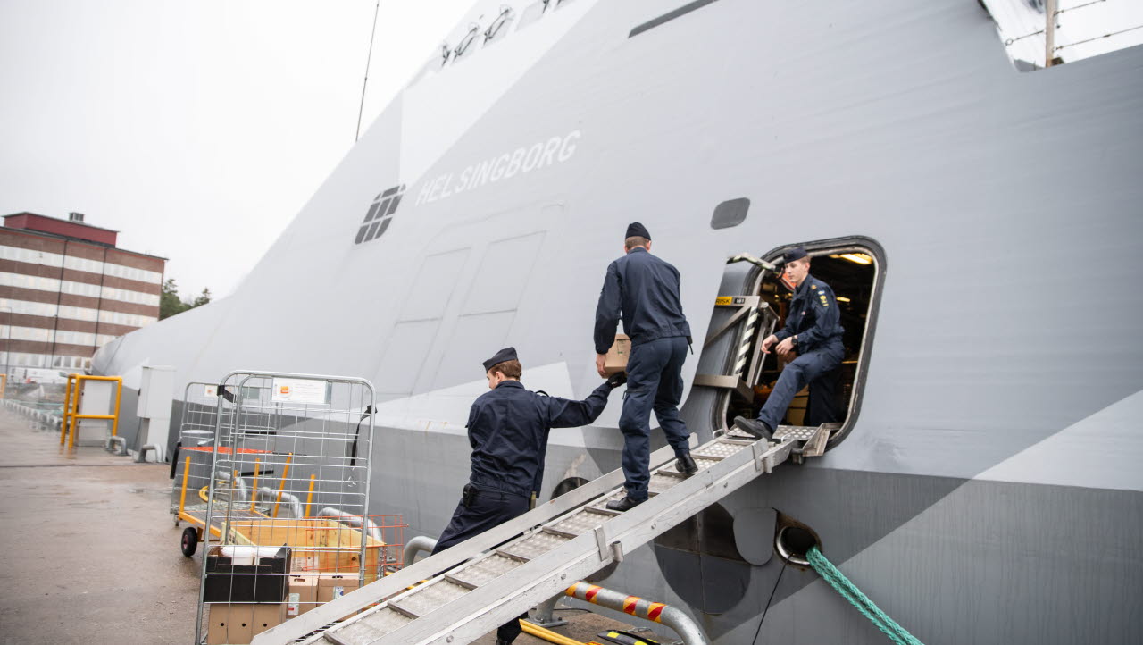 Korvetten HMS Helsingborg förbereder för losskastning genom att bland annat lasta ombord mat och förnödenheter, kontrollera vapen och sjösurra ombord. 