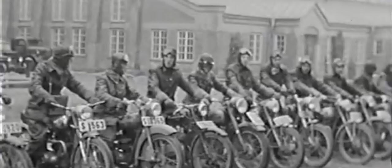 Ur informationsfilm om Försvarets motorcykel från 1950. Bilden är en del av forsvarsmakten.se/varhistoria.