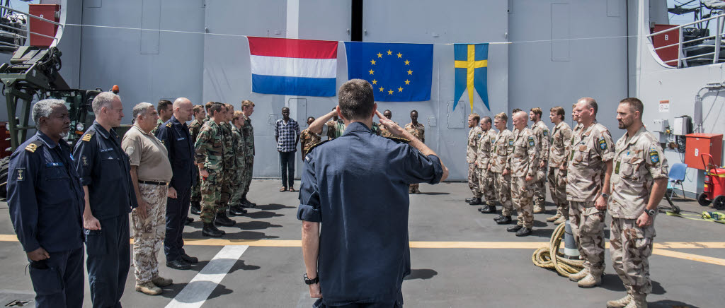 20171008 Rotterdam
En ceremoni hölls för den kustbevakningsstyrka som utbildats ombord på HNLMS Rotterdam av både Svenskar och Holländare.

Som en del i operation Atalanta ingår det att utbilda och bygga upp den lokala kustbevakningsförmågan. I detta fallet är det Galmudug Coast Guard som tas ombord på HNLMS Rotterdam. Väl ombord genomförs olika utbildningspass i t.ex kroppsvisitation och genomsök av fartyg. Utbildingarna hålls av både Svenska och Nederländska bordningsstyrkan.


För femte gången i rad skickar Sverige ett bidrag till den marina insatsen Operation Atalanta. Sverige samarbetar med Nederländerna som också står för det fartyg som fungerar som bas i insatsområdet. Operation Atalanta syftar till att skydda fartyg som transporterar mat till nödställda i Somalia