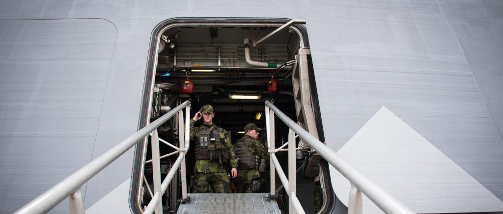 Marinbasens Basskyddskompani har som uppgift att bevaka marinens fartyg var helst de befinner sig, nationellt som internationellt. Om en situation uppstår där någon obehörig misstänks finnas ombord och fartyget därför måste genomsökas är det en uppgift för kompaniet. För att göra det framgångsrikt krävs att soldaterna kan fartygen utan och innan. Något man försöker att öva så fort möjlighet ges.

Soldat vaktar ingången till fartyget.