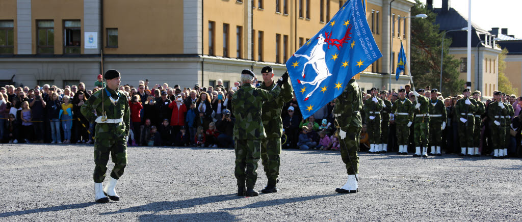 Här överlämnar Hans Majestät Konungen den nya regementsfanan till överste Jonny Lindfors.