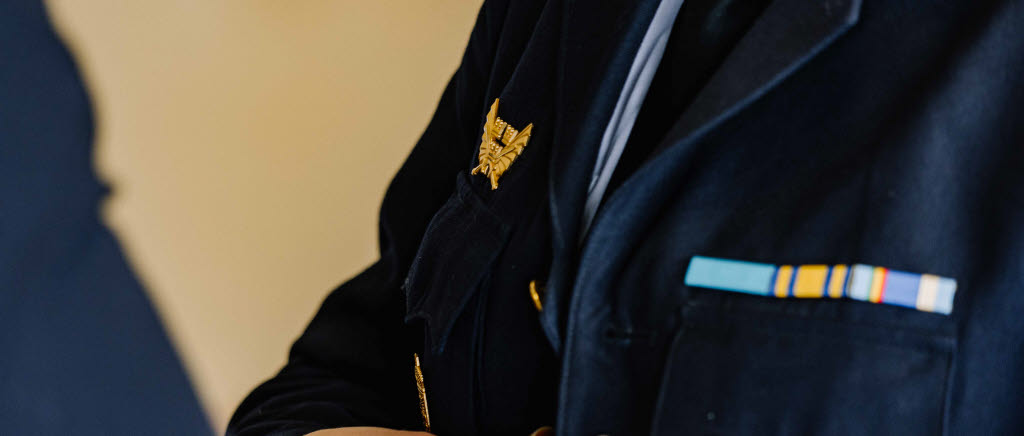 20240618. Vingexamen vid Flygskolan. Flygvapnechef, generalmajor Jonas Wikman, delade ut vingarna till Försvarsmaktens nya piloter tillsammans med Luftstirdsskolans chef överste Niclas Magnusson och Flygskolans chef överstelöjtnant Ola Höglund.