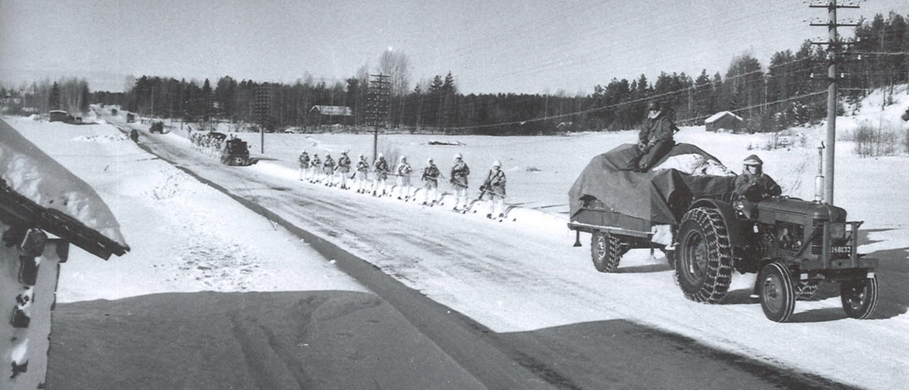 Skidtolkning efter traktor i Råneå 1962. Bilden är en del av forsvarsmakten.se/varhistoria.