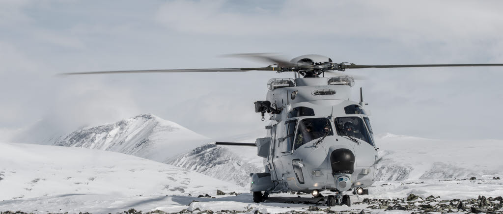 Helikopter 14 på en av topparna i Kebnekaisefjällen.

Första helikopterskvadron genomför årligen utbildningen "Fjällflyg" i Abiskofjällen. Helikopterbesättningarna lär sig att handskas med den extrema miljö som fjällvärlden utgör med djupa dalar, höga toppar, lömskt underlag och speciella vindförhållanden.