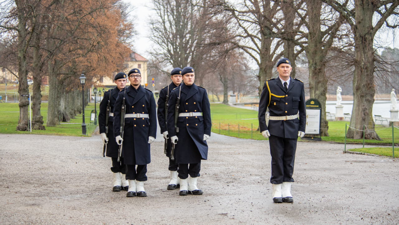Onsdagen den 20 november gick flygbassäkrekryterna från 1:a pluton vid GU-kompaniet vid F 21 på högvakten vid Drottningholms slott