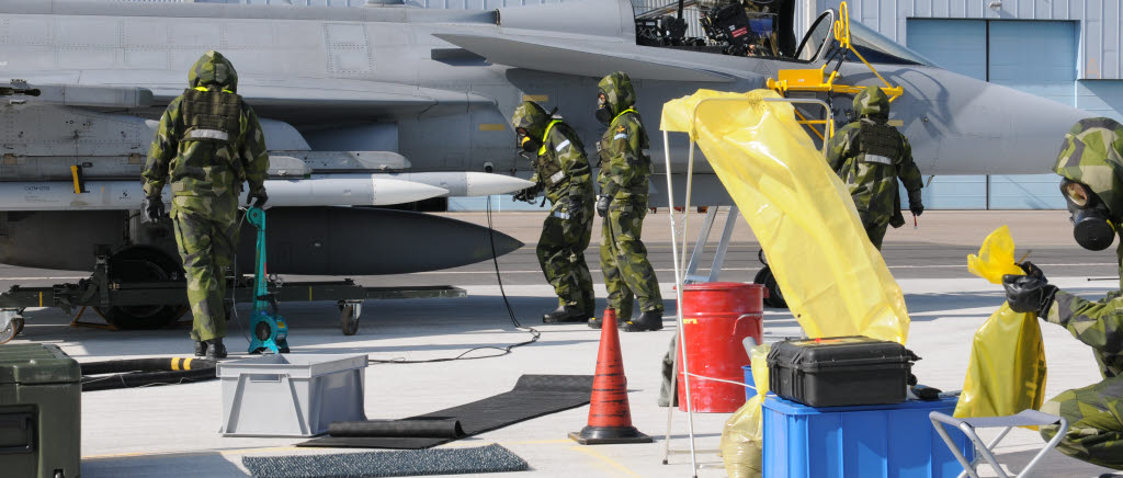 190820--21 Demonstration för tjeckiska flygvapnet av metod för sanering av misstänkt kontaminerad stridspilot som kommer till flygbas för att efter klargöring av flygplan vara redo för nya uppdrag.
Saneringskonceptet är framtaget i samarbete med Totalförsvarets forskningsinstitut (FOI), Försvarets materielverk (FMV), Saab och Försvarsmakten. 