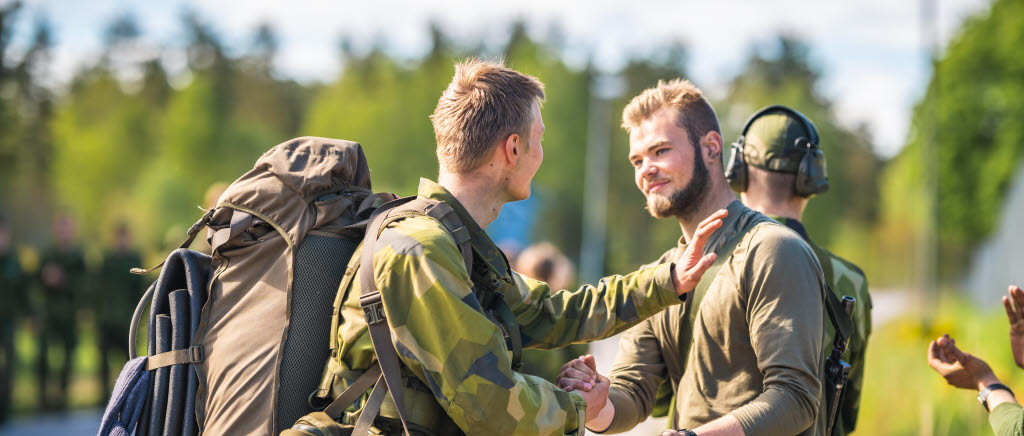 Soldater hälsar på varandra.