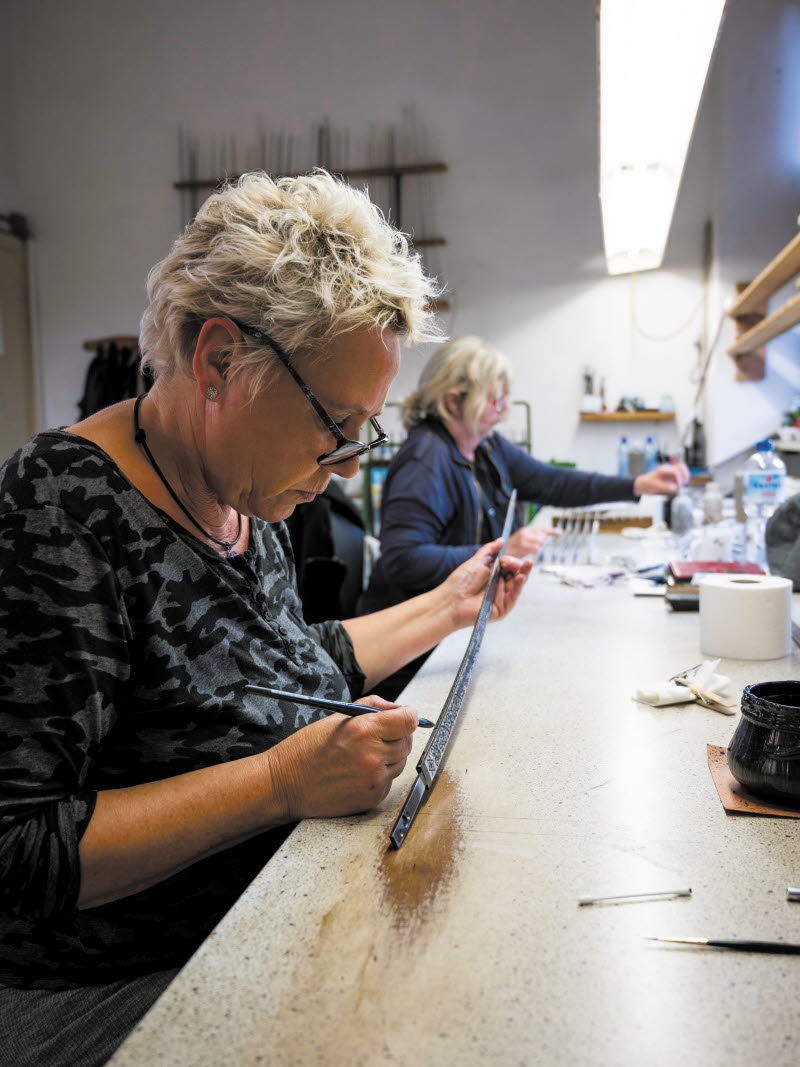 Sabine (till vänster) och Dagmar lackerar samtliga sablar förhand.