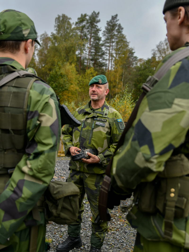 Stf MC pratar till pliktad personal på Sisjöns skjutfält.