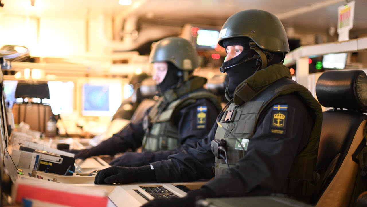 Tillsammans med våra allierade har Sverige med Marinen och Flygvapnet deltagit i Natos övning Neptune Strike i maj 2024, NEST. Syftet med övningen är att använda och integrera förmågor för att försvara alliansen genom olika aktiviteter för att säkerställa egen rörlighet på strategiska platser och att genomföra avskräckande aktiviteter.
 
Gemensam sjömålsstrid
Under övningen har två moment genomförts med våra allierade för att gemensamt bekämpa sjömål. Övningen omfattar såväl sjö- som flygstridskrafter från flera länder och har genomförts såväl i södra Östersjön som parallellt i exempelvis Medelhavet.