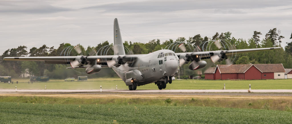 Hercules C-130 landar på riksväg