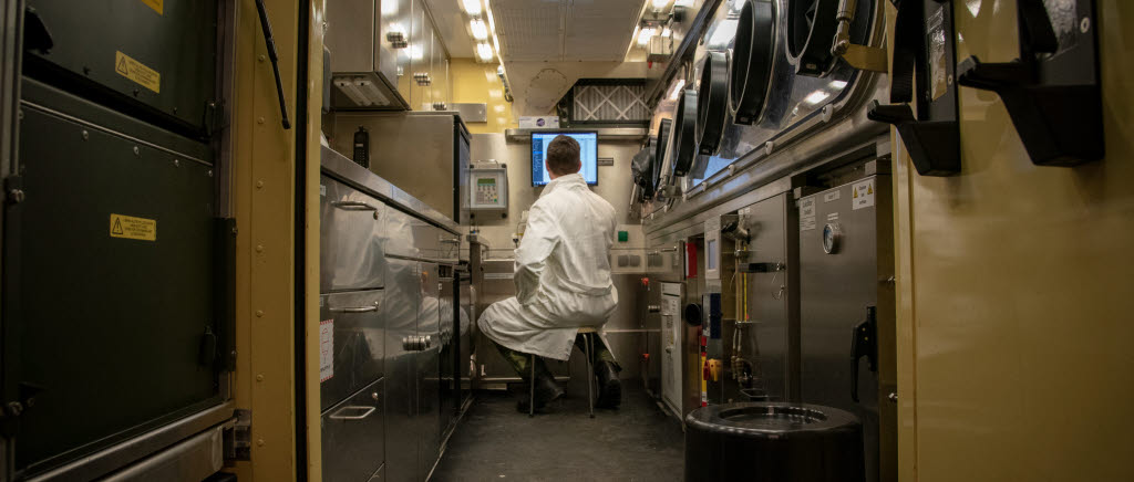 Analyserna av provresultaten gjordes på plats i det mobila laboratoriet. Det är den lätta delen av uppdraget.