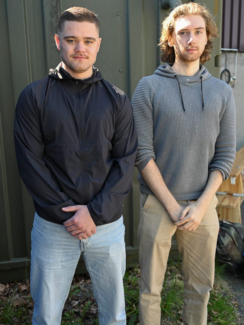 Ian till vänster och Elias till höger. De båda ska göra värnplikten på Älvsborgs amfibieregemente.