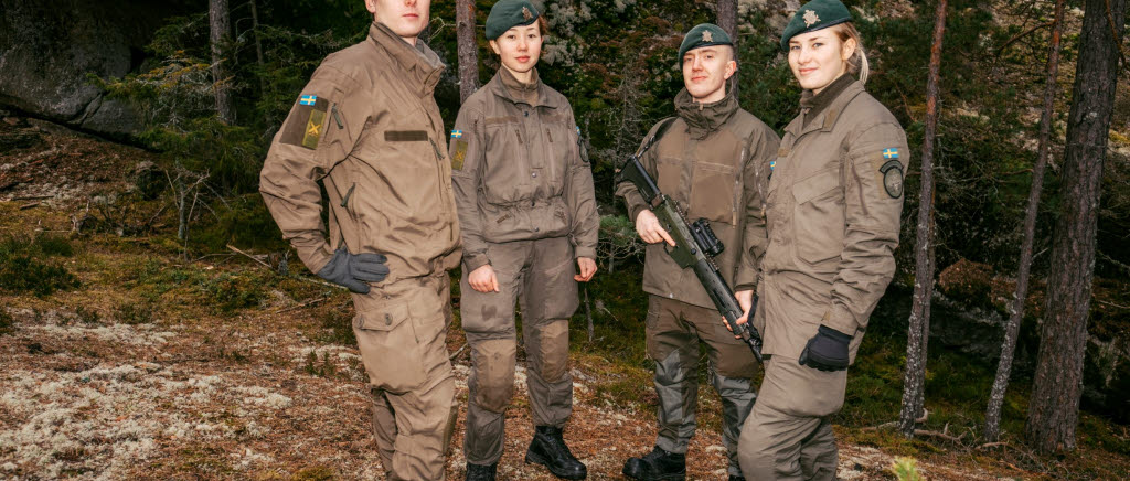 ”Det känns bra att vara med och påverka valet av ny uniform genom de synpunkter vi ger under testerna”. Det säger William, Tilde, Viktor och Amanda vid Amf 1, som är fyra av cirka hundratalet svenska soldater som under sex månader var med och testade leverantörernas förslag till ny stridsuniform. 