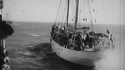 I denna film, från 1954, får vi se Älvsnabben och matroser med anhöriga vid kajen i Göteborg. Sedan får vi följa med på resan mot Suez och Röda havet. Filmen är en del av forsvarsmakten.se/varhistoria.