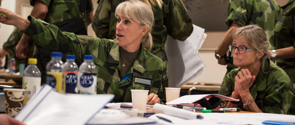Kontorsmiljö 

Ledningsträningsövning, stabsmedlemmar, kvinnor, män, officerare, fältuniform, planering.