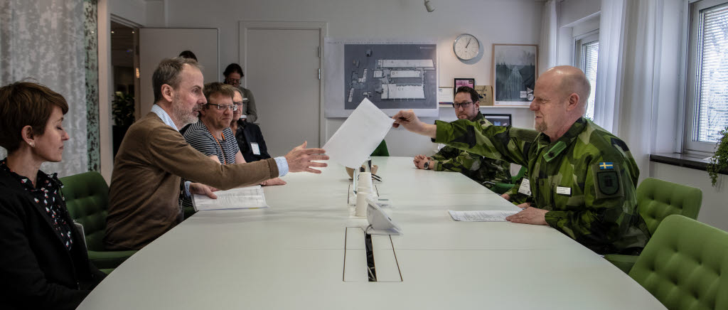 Försvarsmakten skriver avtal med Region Stockholm om överlåtelse av det uppbyggda sjukhuset i Stockholmmässan i Älvsjö. Skriver under gör General Michael Nilsson och Verskamhetsområdeschef Älvsjö sjukhus Ulf Lockowandt. Bredvid Ulf sitter Henrik Jörnevall, Enhetschef och läkare på Älvsjö Sjukhus. Bakom honom, längst bort, sitter Kemal Olin, Verksamhetschef och läkare Älvsjö sjukhus. Närmast i bild till vänster sitter Malin Ax, projektledare Älvsjö sjukhus. Längst ner till höger sitter Gustaf Ljunggren, Plutonchef 1.a sjukhuskompani. Bakom Generalen sitter Mats Mathiasson, MLL (Medicins Ledningsansvarig läkare).

Upprättande av sjukhusmoduler för vård av coronasmittade patienter.