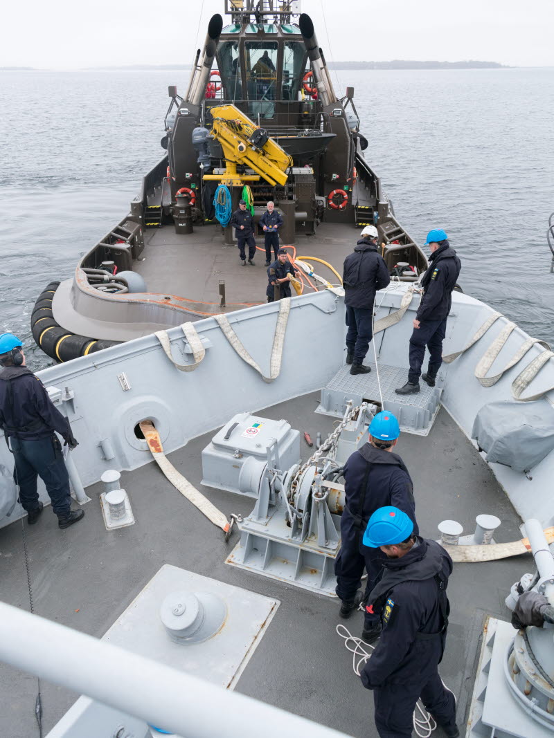 Utbildningskontroll av HMS Sturkös besättning utanför Karlskrona i maj 2018. Brandsläckning, närförsvar och man överbord övas.