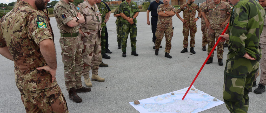 Gotland har en central position i Östersjön. Det är av största vikt att ön inte blir isolerad vid en konflikt. Natos snabbinsatsstyrka studerar kartan.