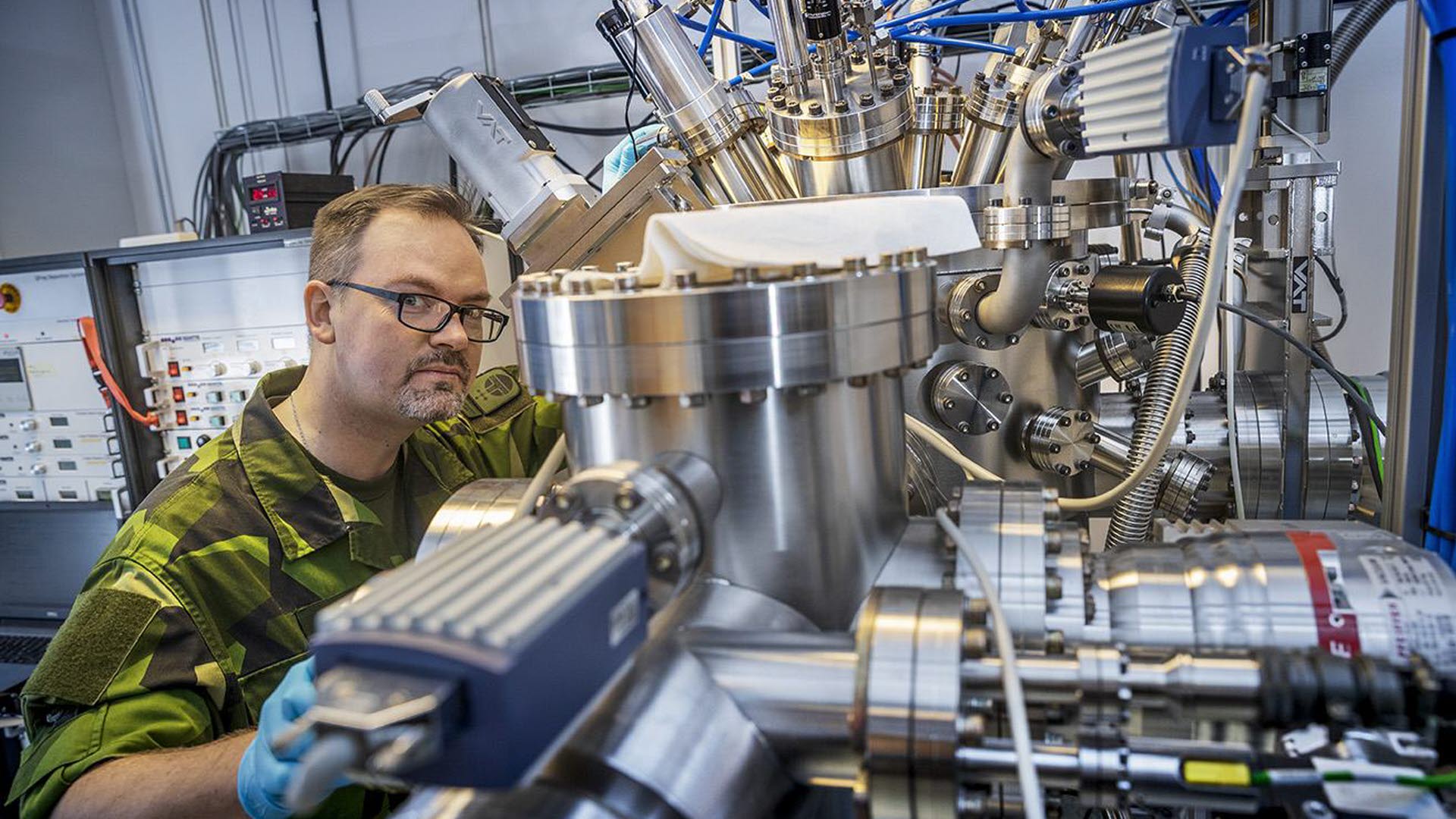 Erik Lewin, universitetslektor i materialkemi i förd Försvarsmaktens uniform.