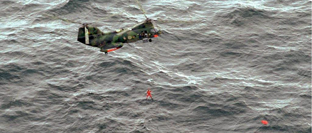 Estoniakatastrofen 1994. En ytbärgare från en svensk helikopter på väg ner mot en lovflotte. Bilden är en del av försvarsmakten.se/varhistoria.