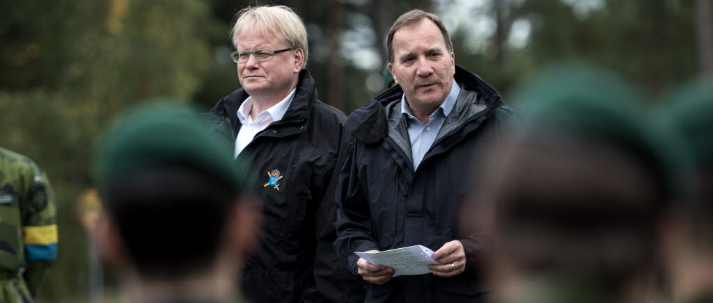 Statsministern och försvarsministern besökte Berga och Amfibieregementet. Syftet med besöket var att träffa de soldater som kallats in till Aurora 17 med stöd av lagen om totalförsvarsplikt.

"Är det någonting jag slås av så är det den professionalism, energi och engagemang och den energi som finns", sa statsministern.