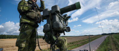 Grupperad luftvärnsomgång med robot 70 på taket av en pansarterrängbil 203.
Stora delar av Sveriges arméförband samlas i området runt Vättern och genomför Armeövning 15. Övningens huvudsyfte är att öva det nationella försvaret och då främst förmågan för arméförbanden att agera och samverka som en brigad.