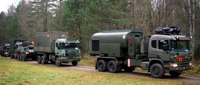 KARLSBORG 20111117
Konvoj ur logistikkompaniet inför avmarsch till överlämningsplats.

1. Logistikbataljonen ur Trängregementet (TrängR) övar i närheten av Karlsborg i Västergötland.

Logistik kallas den förnödenhetsförsörjning, teknisk tjänst, kommunikations- och sjukvårdstjänst som är en förutsättning för att insatsförbanden ska kunna lösa sin uppgift. Trängregementet i Skövde utbildar, utvecklar och leder professionella logistikförband.

Foto: Lt Marcus Åhlén/Försvarsmakten/Combat Camera