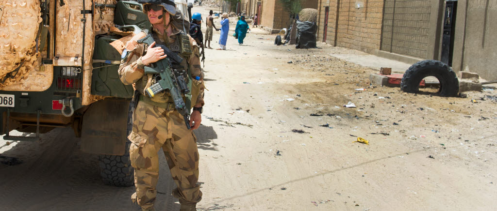 Delar av den svenska styrkan i Mali sampatrullerar med FN-polis i Timbuktu och samverkar med lokalbefolkningen om säkerhetsläget. 

Den svenska styrkan i Mali är en del av FNs stabiliseringsinsats MINUSMA (United Nations Multidimensional Integrated Stabilization Mission in Mali), och utgörs av ett underrättelseförband och en nationell stödenhet. Huvuddelen av styrkan är placerad på Camp Nobel i utkanten av Timbuktu. Svenskarna är tillsammans med ett motsvarande nederländskt förband i Gao en del av det multinationella och fristående underrättelseförbandet ASIFU (All Sources Information Fusion Unit).

Den 25 april 2013 antog FN´s säkerhetsråd resolution 2100, som med stöd av FN-stadgans kapitel VII inrättade en FN-ledd stabiliseringsinsats i Mali, MINUSMA. I FNs säkerhetsråds resolution 2227 ges MINUSMA sitt mandat att utföra fyra priotiterade uppgifter och två tilläggsuppgifter som bland annat infattar säkerhet, stabilisering och skydd av civila och stöd till återupprättandet av den Maliska statens kontroll av det egna territoriet. Det svenska underrättelseförbandet har till uppgift att stödja MINUSMAs uppfyllande av säkerhetsrådets mandat genom att leverera underrättelser som kan ligga till grund för MINUSMAs beslutsfattande. 
