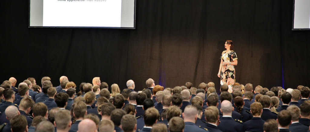 Militärhögskolans kadetter och personal genomför två gånger om året en likabehandlingsdag där frågor om jämställdhet, jämlikhet och värdegrund diskuteras. Emilia Åhfelt föreläste om sin tid i Kosovo.