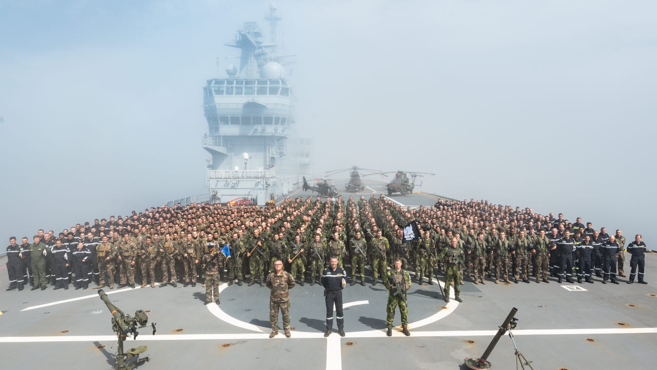 Une photo de l'équipage élargies du Mistral et des Suédois embarqués sur le Mistral est faite le 16 juin 2024 à l'occasion de l'exercice OTAN "Baltops"