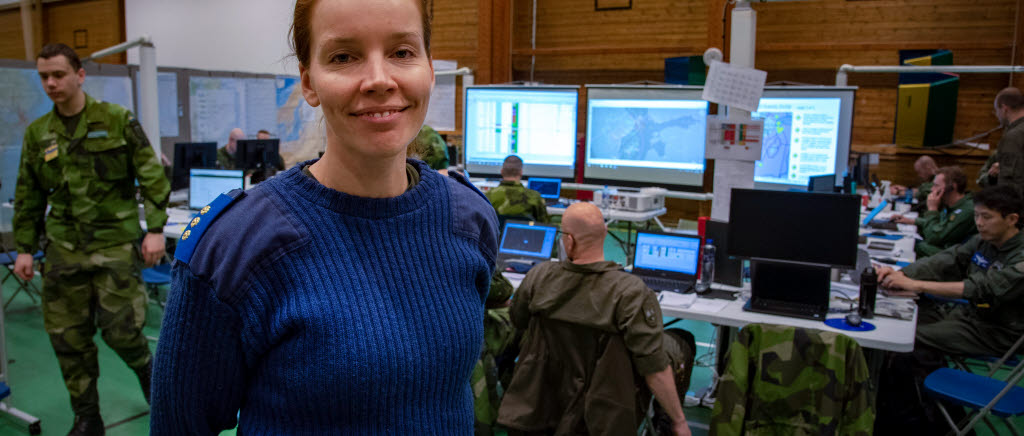 Minna Liimatainen, ställföreträdande chef för Combined Air Operations Centre på sin rätta plats i övningsmiljön. Härifrån leds de simulerade styrkorna under CJSE 19.