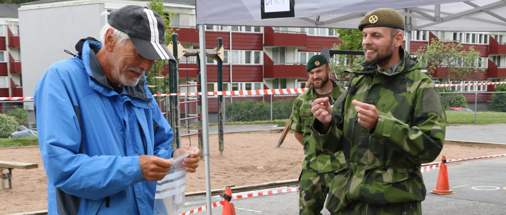 Det är viktigt att påsen är väl försluten. Erik Lauren passade på att lämna sitt prov vid Bergsjöskolan.