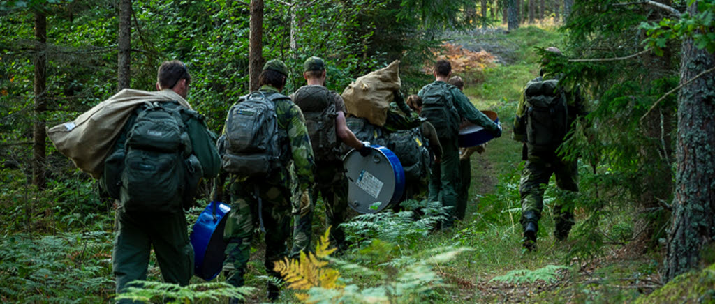 En elevgrupp går i rad när de beger sig mot sin bivacker