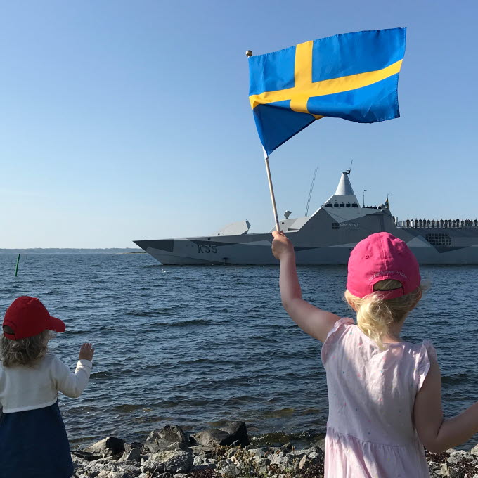 Anhöriga vinkar av HMS Nyköping och HMS Karlstad när de på nationaldagen 2019 kastar loss för att delta i övningen Baltops