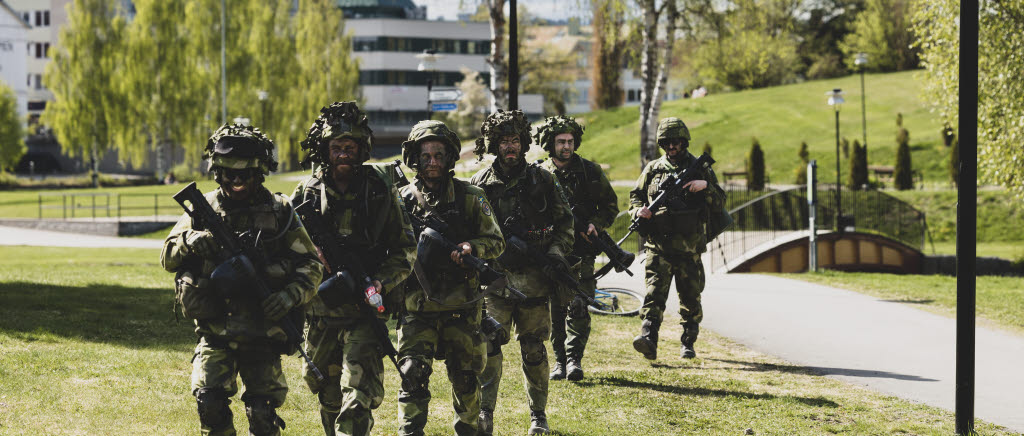 15. och 16. hemvärnsbataljonerna övar tillsammans i och krig Sollefteå under totalförsvarsövningen "Vildhussen". 

Patrull genom stadsparken i centrala Sollefteå